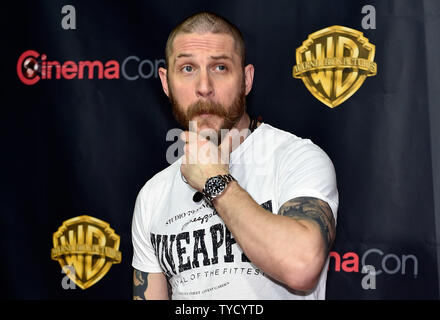 Acteur Tom Hardy assiste à la Warner Bros Pictures, la grande image, une présentation exclusive au Caesars Palace pendant CinemaCon, le site officiel de la convention de l'Association nationale des propriétaires de cinémas, à Las Vegas, Nevada le 21 avril 2015. UPI/David Becker Banque D'Images