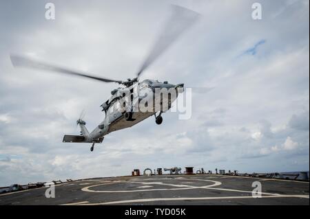 Mer des Philippines (nov. 1, 2016) Un MH-60S Sea Hawk, affecté à la "Golden Falcon" de la mer d'hélicoptères de l'Escadron de Combat (HSC), 12 décolle de l'envol de l'avant-déployés de la classe Arleigh Burke destroyer lance-missiles USS Barry (DDG 52) après avoir fait le plein au cours de Keen Sword 17 (KS17). KS17 est une bi, chef de l'état-major interarmées-dirigé, AMÉRICAINES DU PACIFIQUE-parrainé Terrain (FTX). KS17 est une joint/FTX bilatérales conçues pour répondre aux objectifs de défense mutuelle en augmentant la préparation au combat et l'interopérabilité entre les forces d'autodéfense du Japon (JSDF) un Banque D'Images