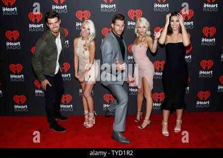 Vedettes de télé-réalité Luc Pell, Haley Ferguson, Chase McNary, Emily Ferguson et Ashley Iaconetti arrivent pour le iHeartRadio Music Festival à la T-Mobile Arena de Las Vegas, Nevada le 23 septembre 2016. Photo de James Atoa/UPI Banque D'Images