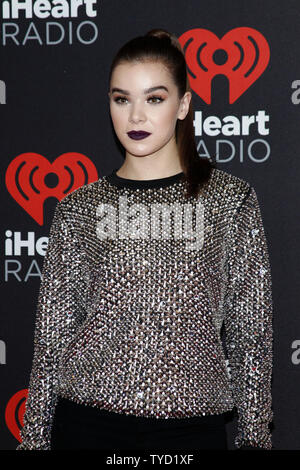 L'actrice et chanteuse Hailee Steinfeld arrive pour l'iHeartRadio Music Festival à la T-Mobile Arena de Las Vegas, Nevada le 23 septembre 2016. Photo de James Atoa/UPI Banque D'Images
