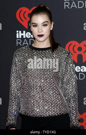 L'actrice et chanteuse Hailee Steinfeld arrive pour l'iHeartRadio Music Festival à la T-Mobile Arena de Las Vegas, Nevada le 23 septembre 2016. Photo de James Atoa/UPI Banque D'Images