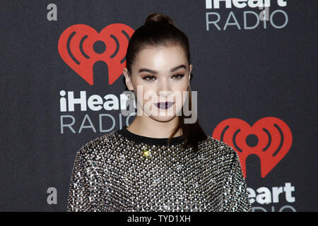 L'actrice et chanteuse Hailee Steinfeld arrive pour l'iHeartRadio Music Festival à la T-Mobile Arena de Las Vegas, Nevada le 23 septembre 2016. Photo de James Atoa/UPI Banque D'Images