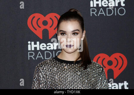 L'actrice et chanteuse Hailee Steinfeld arrive pour l'iHeartRadio Music Festival à la T-Mobile Arena de Las Vegas, Nevada le 23 septembre 2016. Photo de James Atoa/UPI Banque D'Images