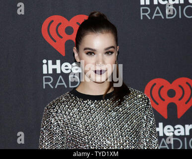 L'actrice et chanteuse Hailee Steinfeld arrive pour l'iHeartRadio Music Festival à la T-Mobile Arena de Las Vegas, Nevada le 23 septembre 2016. Photo de James Atoa/UPI Banque D'Images
