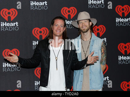 Tyler Hubbard et Brian Kelley de Floride Géorgie Line arrivent pour le iHeartRadio Music Festival à la T-Mobile Arena de Las Vegas, Nevada le 24 septembre 2016. Photo de James Atoa/UPI Banque D'Images
