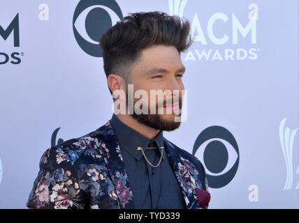 L'enregistrement de l'artiste Chris Lane assiste à la 52e académie annuelle des Country Music Awards qui a eu lieu à T-Mobile Arena de Las Vegas, Nevada le 2 avril 2017. Le spectacle sera diffusé en direct sur CBS. Photo par Jim Ruymen/UPI Banque D'Images