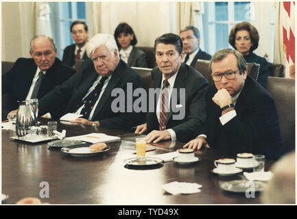 Photographie du président Reagan réunion avec le Congrès sur l'invasion de la grenade dans la salle du cabinet Banque D'Images