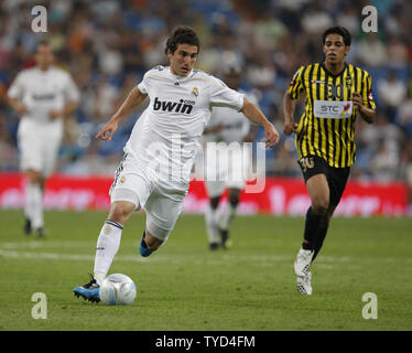 Higuain durs avec la balle pendant le match de coupe de la paix entre le Real Madrid et Al Ittihad le 26 juillet 2009 à Madrid, Espagne. (Photo d'UPI/Angel Martinez) Banque D'Images