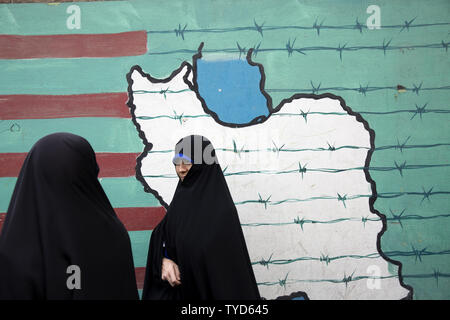 Les femmes iraniennes manifestants assister à la 39e anniversaire de la prise de l'ambassade US de 1979 en face de l'ancienne ambassade américaine à Téhéran, Iran, le 4 novembre 2018.L'anniversaire de l'ambassade des États-Unis de prendre plus est passée quelques heures avant l'État de Washington a été fixé à toutes les sanctions levées restauré en vertu de l'accord. Maryam Rahmanian/UPI Banque D'Images