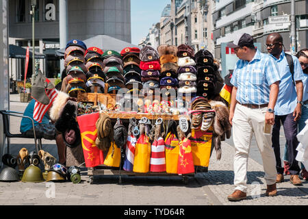 Berlin, Allemagne - Juin 2019 : Street, WC séparés avec des souvenirs et des souvenirs de l'Allemagne de l'est socialiste (DDR) au monument Checkpoint Charlie en B Banque D'Images