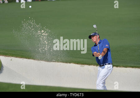 Jason Dufner hits à partir d'un bunker greenside sur le deuxième trou dans le premier tour de la 2015 Tournoi des maîtres à Augusta National Golf Club à Augusta (Géorgie) le 9 avril 2015. Photo par Kevin Dietsch/UPI Banque D'Images