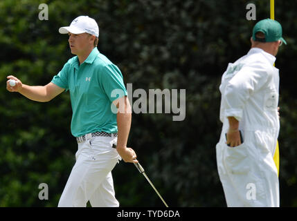 Jordan Spieth réagit comme il marche arrêt de la 12e vert dans le premier tour de la 2016 Tournoi des maîtres à Augusta de Augusta, Géorgie le 7 avril 2016. Photo par Kevin Dietsch/UPI Banque D'Images