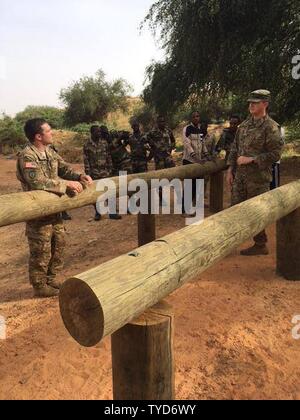 Le Sgt. 1re classe Michael Mullins indique au bureau des Forces armées nigériennes (FAN) de l'école de formation de base sur la façon de bien mener les "Six voûtes" obstacle, tandis que le sergent-chef. Le Prince Andrew se prépare à démontrer. Soldats du 2e bataillon du 327e Régiment d'infanterie, de la 1re Brigade Combat Team 'Bastogne', 101st Airborne Division (Air Assault), a passé quatre semaines l'observation et de l'encadrement d'instructeurs de combat de base du ventilateur. Banque D'Images