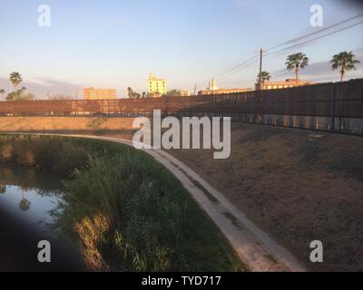 La frontière mexico-américaine clôture est vu de la passerelle du pont international entre Matamoros, Mexique et de Brownsville, Texas, le 10 janvier 2019, le jour de la visite du Président Trump à la frontière de Brownsville, Texas. Photo par Patrick Timmons/UPI Banque D'Images