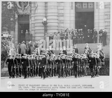 Photographie du président Truman et son parti l'examen de la formation de repas de midi les aspirants des marches de Bancroft Hall, au cours de la visite du Président à l'académie navale des États-Unis. Banque D'Images