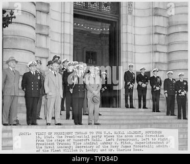 Photographie du président Truman et son parti l'examen de la formation de repas de midi les aspirants des marches de Bancroft Hall, au cours de la visite du Président à l'académie navale des États-Unis : (première rangée, de gauche à droite) le président ; le Vice-amiral Aubrey Fitch, Secrétaire de la Marine, James Forrestal, l'amiral William D. Leahy ; Secrétaire de presse Charles Ross. Banque D'Images