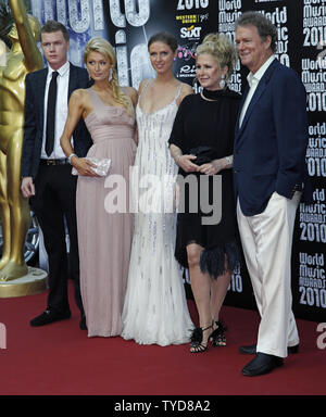 (De G à D) Nicholas Barron Hilton, Paris Hilton, Nicky Hilton, Kathy et Rick Hilton Hilton arrivent sur le tapis rouge avant la World Music Awards au Sporting Club de Monaco le 18 mai 2010. L'award show a recueilli des fonds pour ouvrir un orphelinat en Haïti ravagé par un séisme. UPI/David Silpa Banque D'Images