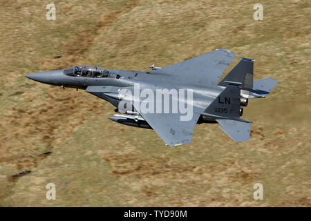 Boeing McDonnell Douglas F15E Strike Eagle basé à RAF Lakenheath dans Suffolk Royaume-uni sur une mission de formation de bas niveau dans la zone7, la boucle de Mach, Dolgellau, W Banque D'Images