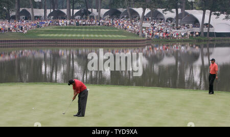 Tiger Woods, droite, observe alors que Phil Mickelson tente un putt sur le deuxième trou lors du deuxième tour du PGA Championship à Medinah Country Club à Médine, il le 18 août 2006. (Photo d'UPI/Brian Kersey) Banque D'Images