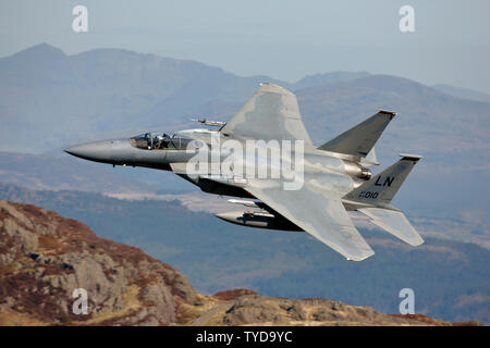 Boeing McDonnell Douglas F15C Eagle basé à RAF Lakenheath dans Suffolk Royaume-uni sur une mission de formation de bas niveau dans la zone7, la boucle de Mach, Dolgellau, au Pays de Galles. Banque D'Images