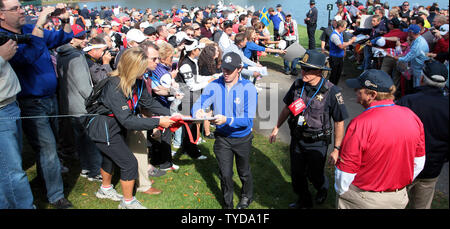 Membre de l'équipe européenne Rory McIlroy signe des autographes pendant qu'il marche à la troisième tee au cours de la deuxième journée de pratique rounds au Medinah Country Club, site de la 39e Ryder Cup le 26 septembre 2012 à Médine, l'Illinois. UPI/Frank Polich Banque D'Images