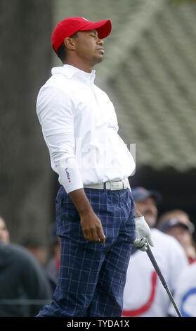 Tiger Woods du Team USA réagit à son coup de départ au 15e trou lors de la 39e Ryder Cup à Medinah Country Club le 28 septembre 2012 à Médine, l'Illinois. UPI/Mark Cowan Banque D'Images
