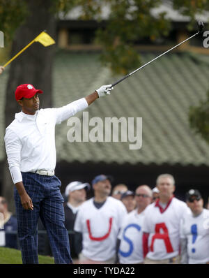 Tiger Woods du Team USA signale son coup de départ se passe à gauche sur le 15e trou lors de la 39e Ryder Cup à Medinah Country Club le 28 septembre 2012 à Médine, l'Illinois. UPI/Mark Cowan Banque D'Images