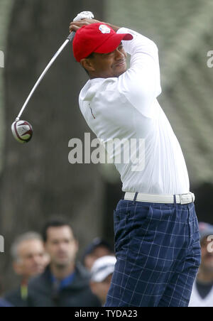 Tiger Woods du Team USA tees off sur le 15e trou lors de la 39e Ryder Cup à Medinah Country Club le 28 septembre 2012 à Médine, l'Illinois. UPI/Mark Cowan Banque D'Images