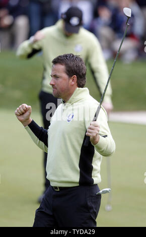 L'équipe de Graeme McDowell, de l'Irlande du Nord réagit à couler un long putt pour attacher le 14ème trou avec la Team USA et Furyk Snedeker à la 39e Ryder Cup à Medinah Country Club le 28 septembre 2012 à Médine, l'Illinois. UPI/Mark Cowan Banque D'Images