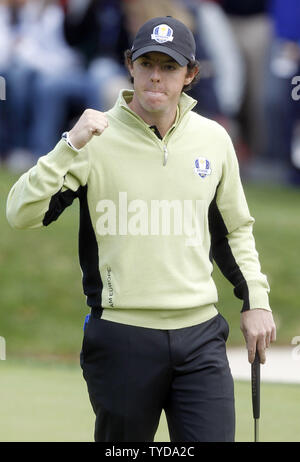 L'Europe de l'équipe de l'Irlande du Nord, Rory McIlroy, Graeme McDowell réagit à couler un long putt pour attacher le 14ème trou avec la Team USA et Furyk Snedeker à la 39e Ryder Cup à Medinah Country Club le 28 septembre 2012 à Médine, l'Illinois. UPI/Mark Cowan Banque D'Images