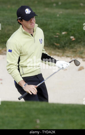 L'Europe de l'équipe de Rory McIlroy, l'Irlande du Nord, réagit à quitter une puce tourné court sur le 14e vert à la 39e Ryder Cup à Medinah Country Club le 28 septembre 2012 à Médine, l'Illinois. UPI/Mark Cowan Banque D'Images