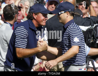 Phil Mickelson du Team USA, gauche, félicite Zach Johnson après avoir remporté le 12e trou du match play avec l'Europe de l'équipe Nicolas Colsaerts et Sergio Garcia à la 39e Ryder Cup à Medinah Country Club le 29 septembre 2012 à Médine, l'Illinois. UPI/Mark Cowan Banque D'Images