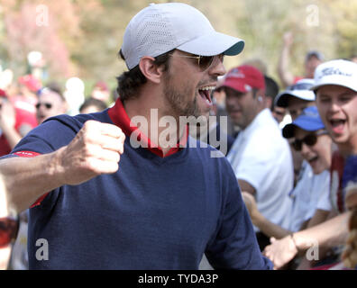 Médaillé d'or olympique Michael Phelps cheers sur la foule lors de la 39e Ryder Cup à Medinah Country Club le 29 septembre 2012 à Médine, l'Illinois. UPI/Mark Cowan Banque D'Images