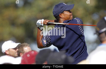 Tiger Woods du Team USA hits à partir de la 9e à la 39e en t à la Ryder Cup Medinah Country Club le 29 septembre 2012 à Médine, l'Illinois. Après deux jours, la United States conduit l'équipe Europe 10-6. UPI/Mark Cowan Banque D'Images