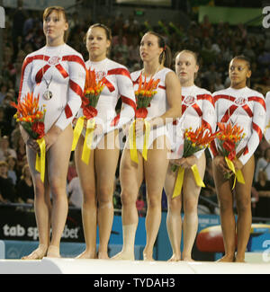 La gymnastique artistique féminine de l'équipe Angleterre réclamer l'argent à l'équipe féminine en finale et d'éliminatoires au XVIII Jeux du Commonwealth à Melbourne le 17 mars 2006. L'équipe anglaise de (de gauche) Imogen Cairns, Shavahn Church, Elizabeth Tweddle (blessé), Hannah Clowes, et Becky Downie a terminé avec un total de 164,350 points entre l'Australie et le Canada. Les gymnastes artistiques sont notés pour la première fois en utilisant le nouveau système de notation internationale. (Photo d'UPI/Grace Chiu). Banque D'Images