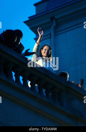 La candidate socialiste à l'élection présidentielle en France, Ségolène Royal, concède la défaite après l'annonce des résultats des élections depuis le balcon de son siège de campagne à Paris, le 6 mai 2007. Royal a perdu à conservateur Nicolas Sarkozy. (Photo d'UPI/Khanh Renaud) Banque D'Images