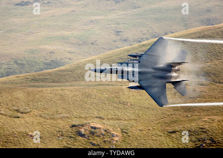 Boeing McDonnell Douglas F15E Strike Eagle basé à RAF Lakenheath dans Suffolk Royaume-uni sur une mission de formation de bas niveau dans la zone7, la boucle de Mach, Dolgellau, W Banque D'Images