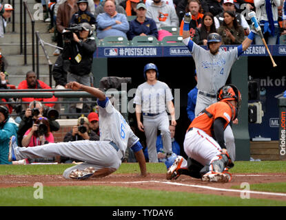 Kansas City Royals Lorenzo Cain diapositives passé Baltimore Orioles catcher Caleb Joseph de marquer le second essai sur un single de Eric Hosmer de lanceur Des Orioles Bud Norris en première manche dans le jeu 2 de la série de championnat de la ligue américaine à l'Oriole Park at Camden Yards de Baltimore, Maryland le 11 octobre 2014. Royals Alex Gordon (4) est à l'arrière-plan. UPI/Kevin Dietsch Banque D'Images