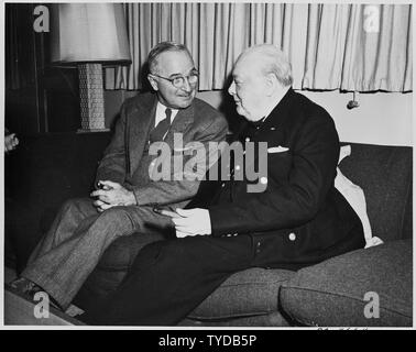 Photographie du président Truman s'entretenir avec le Premier ministre britannique Winston Churchill à bord du yacht du Président, le U.S.S. WILLIAMSBURG, durant la visite de Churchill à l'United States. Banque D'Images