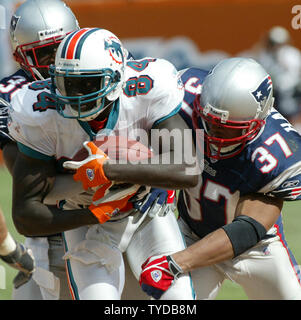 Le receveur des Dolphins de Miami Chris Chambers (84) contre les New England Patriots Rodney saftey Harrison (37) dans l'action au Pro Player Stadium à Miami, FL. Le New England Patriots battre les dauphins de Miami en prolongation 19-13. 19 octobre, 2003. (UPI/Susan Knowles) Banque D'Images