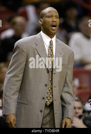 New Jersey Nets coach Byron Scott regarde les Miami Heat vaincre ses filets 85-64 à l'American Airlines Arena, Miami, Floride, le 23 janvier 2004. (UPI/MICHAEL BUSH) Banque D'Images