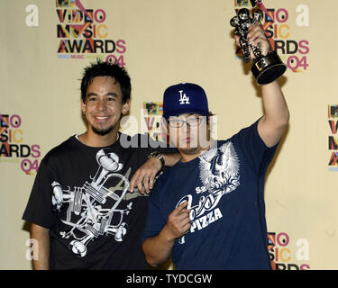 Linkin Park pose pour les médias aux 2004 MTV Video Music Awards qui a eu lieu à Miami, en Floride, le 29 août 2004. (Photo d'UPI/Michael Bush) Banque D'Images