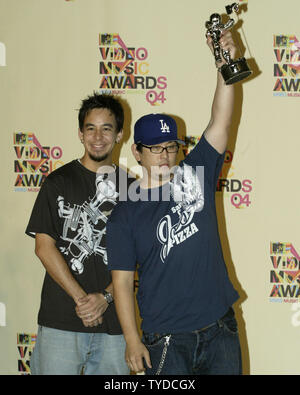 Linkin Park pose pour les médias aux 2004 MTV Video Music Awards qui a eu lieu à Miami, en Floride, le 29 août 2004. (Photo d'UPI/Michael Bush) Banque D'Images