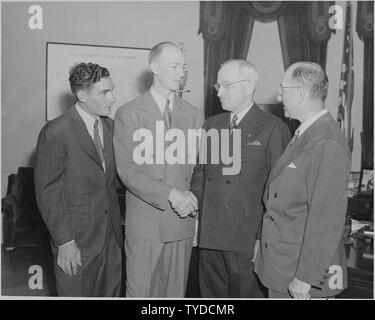 Photographie du président Truman salutation d'équipage d'un vol « autour du monde dans le bureau ovale. Banque D'Images