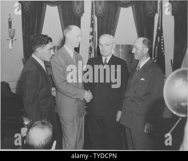 Photographie du président Truman salutation d'équipage d'un vol « autour du monde (Milton Reynolds, le capitaine William Odom, T. et Carroll Sallee) dans le bureau ovale. Banque D'Images