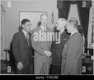 Photographie du président Truman salutation d'équipage d'un vol « autour du monde dans le bureau ovale. Banque D'Images