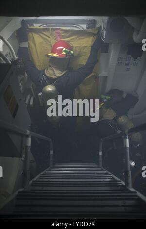 Mer (Nov 2, 2016) - Les marins à bord de l'USS Carney (DDG 64) accrocher un écran de fumée pendant les exercices de lutte contre les avaries lors d'une patrouille en mer Méditerranée le 2 novembre 2016. Carney, une classe Arleigh Burke destroyer lance-missiles, l'avant-déployé à Rota, Espagne, effectue une patrouille de routine dans le domaine de la flotte des États-Unis 6e des opérations à l'appui des intérêts de sécurité nationale des États-Unis en Europe. Banque D'Images