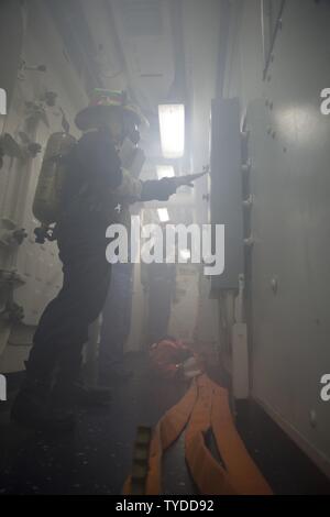 Mer (Nov 2, 2016) - Matelot Rachael Cayetano vérifie l'isolement électrique pendant les exercices de lutte contre les avaries à bord du USS Carney (DDG 64) lors d'une patrouille en mer Méditerranée le 2 novembre 2016. Carney, une classe Arleigh Burke destroyer lance-missiles, l'avant-déployé à Rota, Espagne, effectue une patrouille de routine dans le domaine de la flotte des États-Unis 6e des opérations à l'appui des intérêts de sécurité nationale des États-Unis en Europe. Banque D'Images