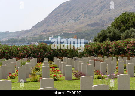 Cimetière de guerre de la baie de Souda, en Crète, Grèce. Juin 2019. En regardant vers le port de Souda et à un bleu grec, la Galaxie. Banque D'Images