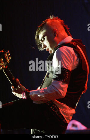 Frank Lero avec My Chemical Romance se produit en concert à la Convocation Center à Coral Gables, en Floride, le 15 avril 2005. (Photo d'UPI/Michael Bush) Banque D'Images